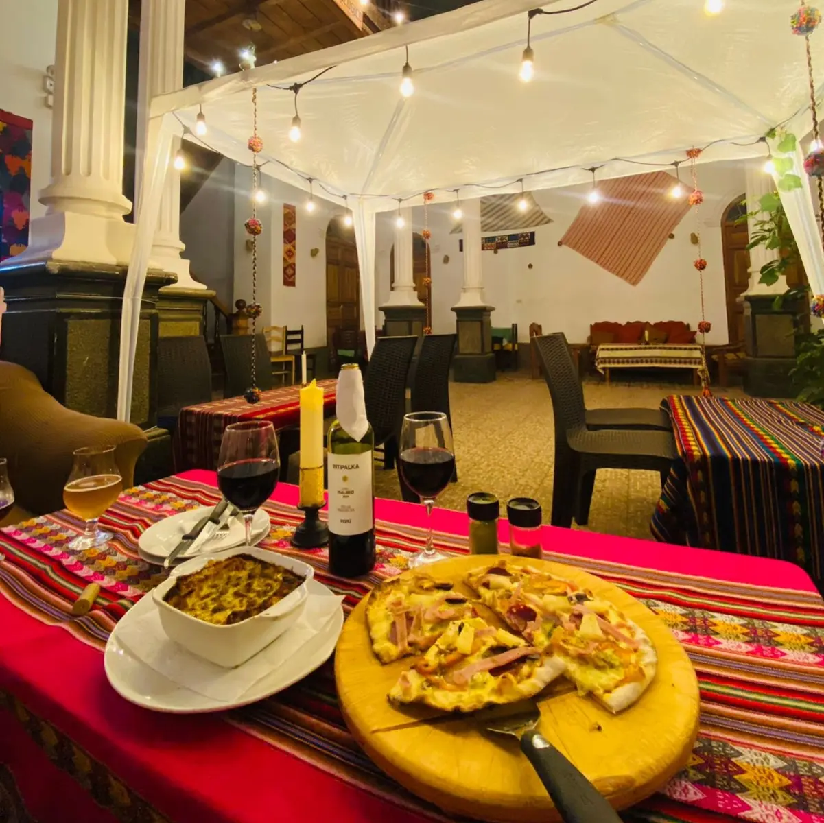 El patio de la casona, servido