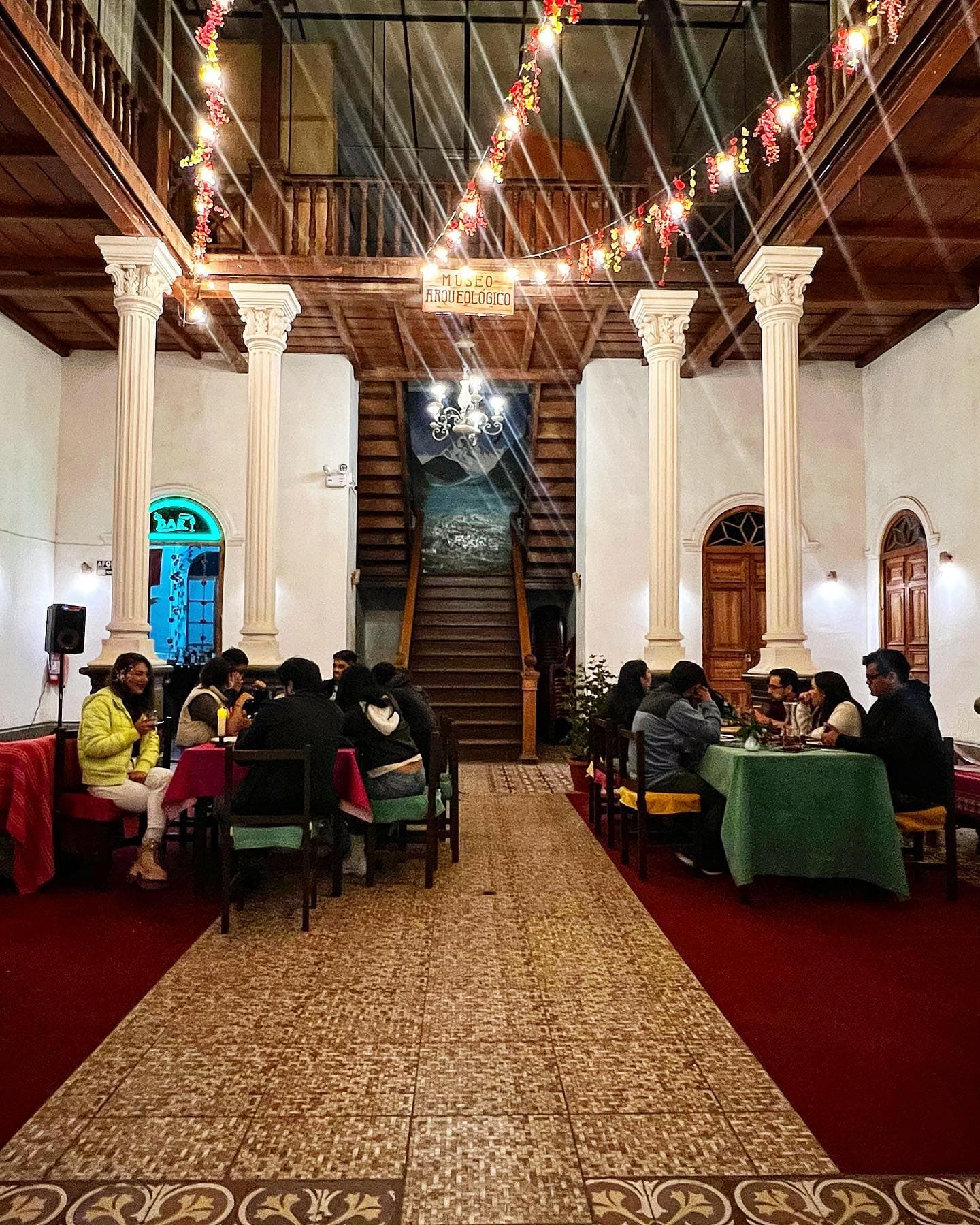 El salón con comensales